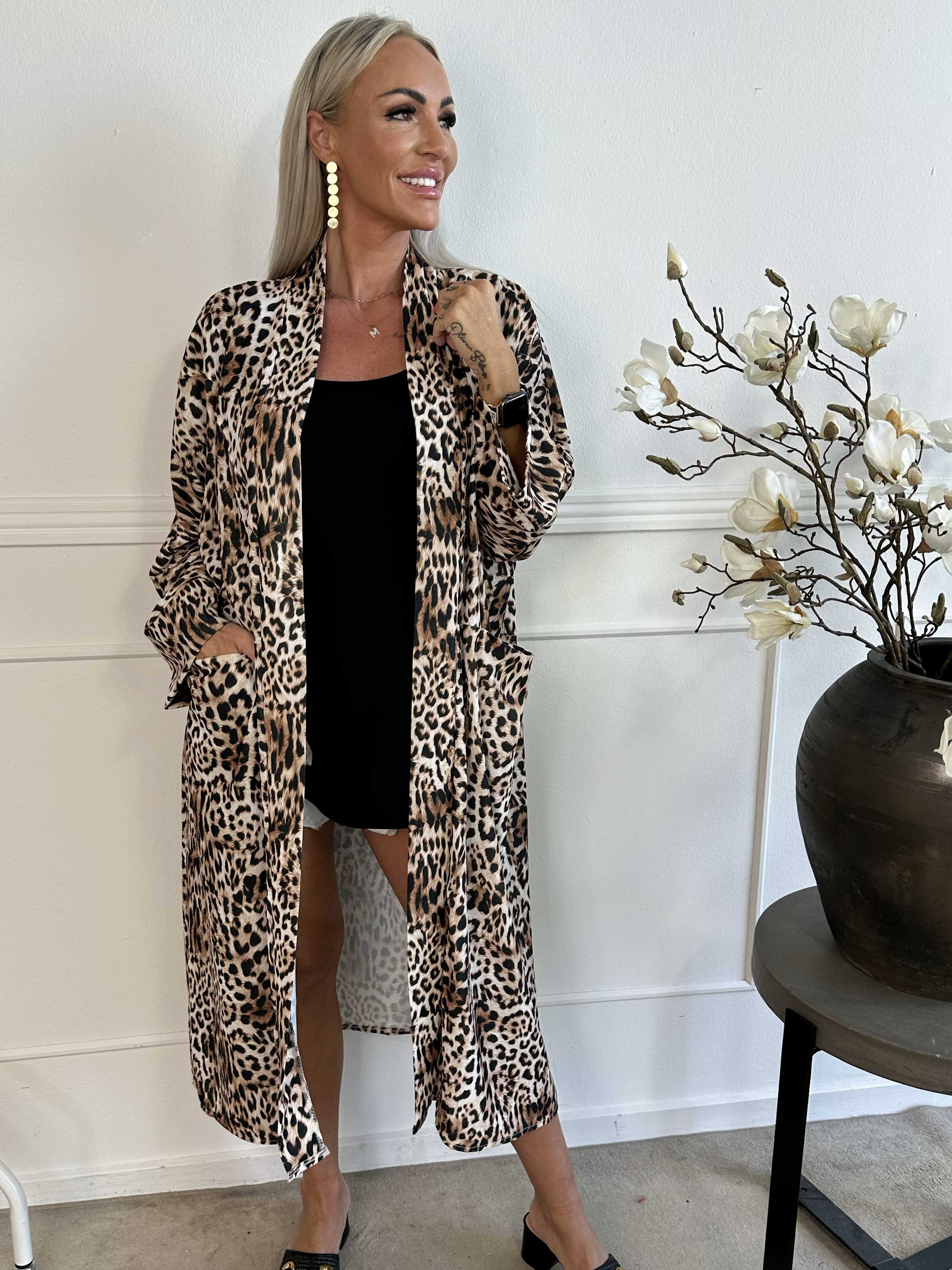 Annah Light Leo - Oversized sommerfrakke med tydelige syninger og lommer